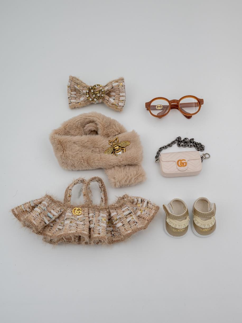 Gucci beige embroidered fur scarf outfit